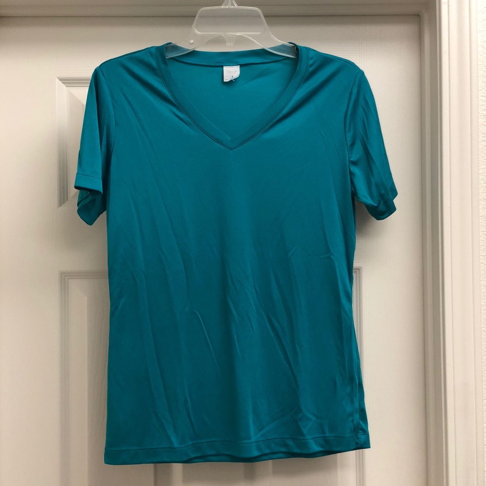 Moisture wicking athletic shirt